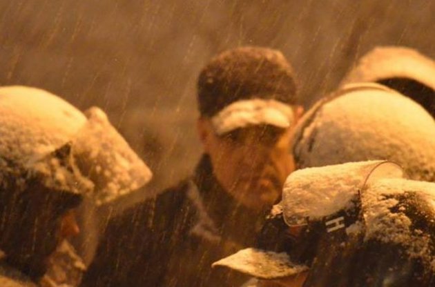 Олег Тягнибок во время попытки разгона Майдана в ночь на 11 декабря