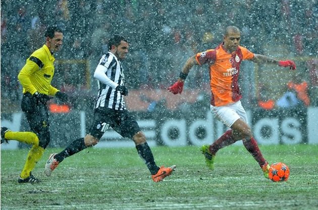 "Галатасарай" под аккомпанимент снега "выгрыз" победу у "Ювентуса" и вышел в плей-офф