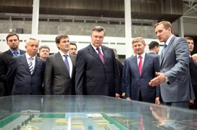 Украинские олигархи отворачиваются от Януковича, - Bloomberg