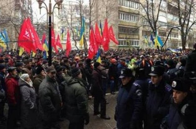 У Генпрокуратуры проходит митинг с требованием отпустить людей, задержанных на Банковой и на Майдане