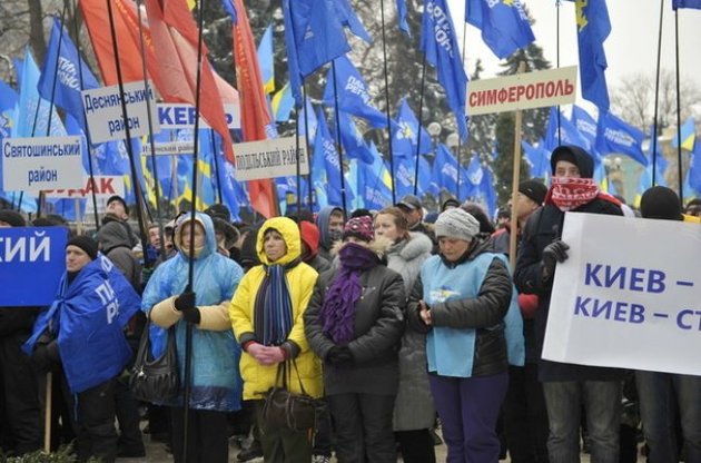 Привезенные властью из регионов сторонники Януковича и ПР стягиваются к Европейской площади
