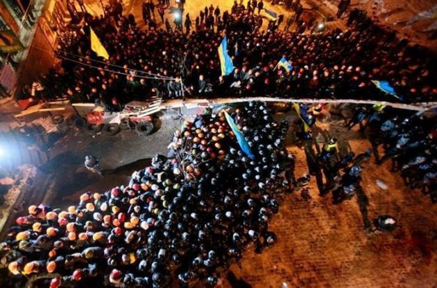 Азаров: Из-за телеканалов "господ олигархов" украинцам не дают услышать "правду" о действиях власти
