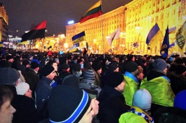 Глава МИД Литвы раздал митингующим на Майдан "евроварежки"