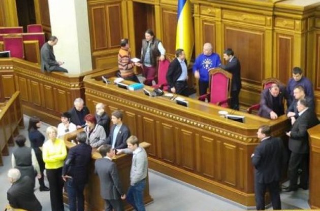 Оппозиционер до начала заседания заблокировали парламент