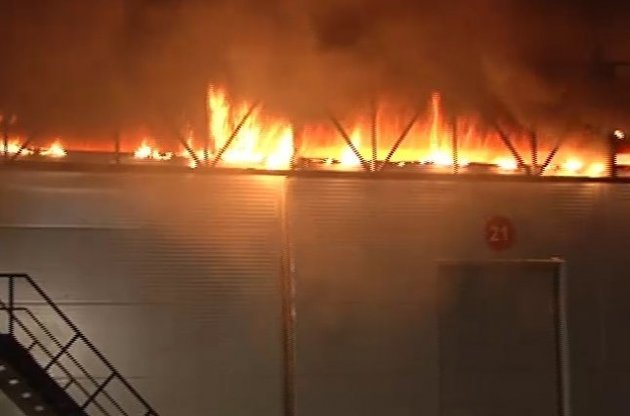 Пожар на территории рынка оптовой торговли сельскохозяйственной продукцией "Рынок Столичный" возник в субботу вечером