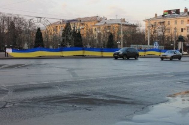 У Луганську розгорнули 42-метровий прапор України на підтримку Евромайдана