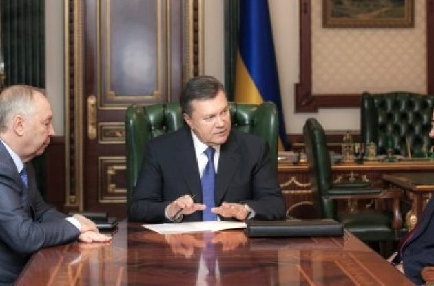 Янукович потребовал от Азарова и Рыбака продлить работу Рады на этой неделе для принятия госбюджета-2014