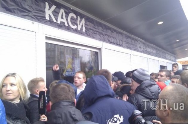 Черги біля кас можуть зменшитися через небажання вболівальників купувати квитки за паспортом