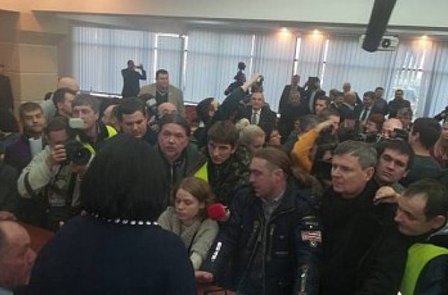 Депутаты выломали дверь в зал, где собралась сессия Киевсовета. Герега закрыла заседание