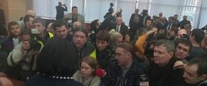 Депутаты выломали дверь в зал, где собралась сессия Киевсовета. Герега закрыла заседание