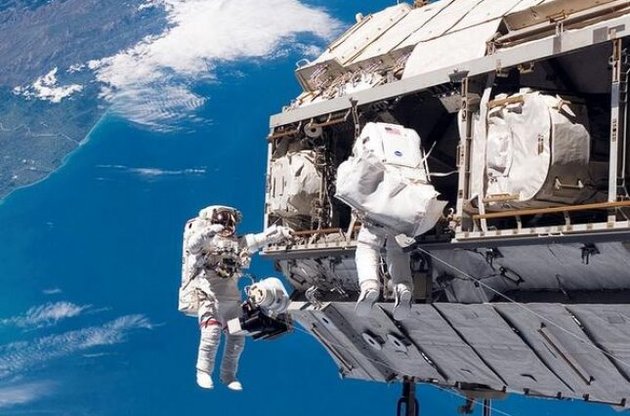 Астронавты NASA провели в открытом космосе шесть часов, меняя деталь МКС