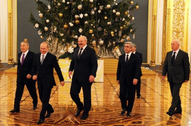 Азаров отправился в Москву на заседание Высшего Евразийского экономического совета вместо Януковича