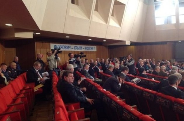 В крымском парламенте депутаты вывесили пророссийские и "антибандеровские" плакаты