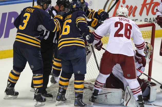 Воротар "Фінікса" Майк Сміт заїхав у ворота разом з шайбою
