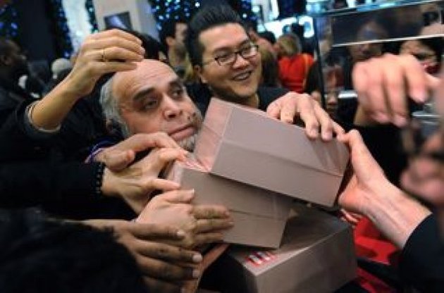 Британцы штурмуют магазины после начала рождественской распродажи