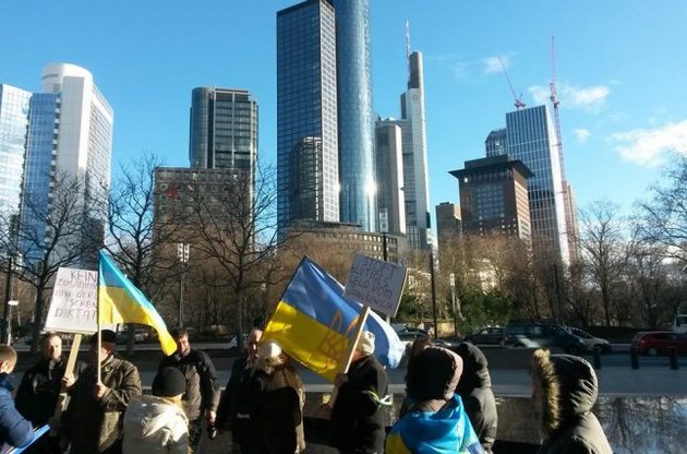 Во Франкфурте призвали Deutsche Bank "остановить кровавые деньги Януковича"