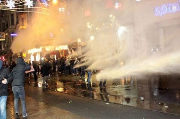 Турецкая полиция применила водометы для разгона демонстрантов у площади Таксим