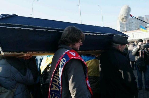 Активисты Майдана несут в Межигорье гроб