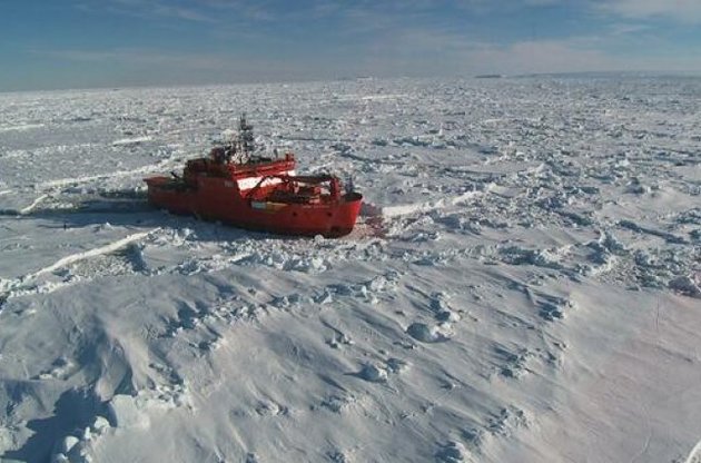 Китайський криголам після порятунку пасажирів з "Академіка Шокальского" сам застряг у льодах