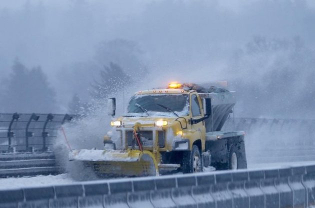 Из-за снежного шторма в США уже погибли 15 человек