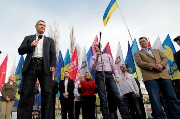 Яценюк: У першому турі президентських виборів візьмуть участь три лідера опозиції