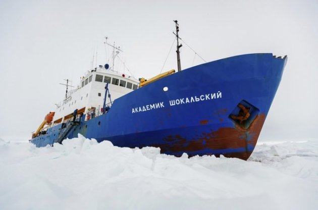 Российское судно "Академик Шокальский" само освободилось из ледового плена