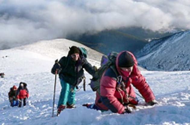 Українських туристів, які зірвалися з Ельбрусу, знайдено живими