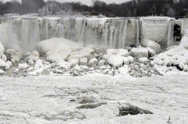 Ниагарский водопад замерз из-за рекордных холодов в Америке