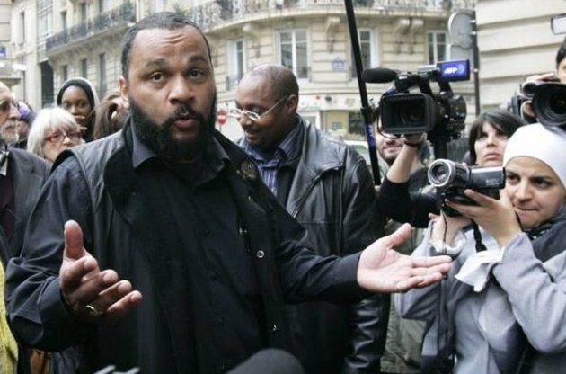 Французский суд запретил выступление комика-антисемита