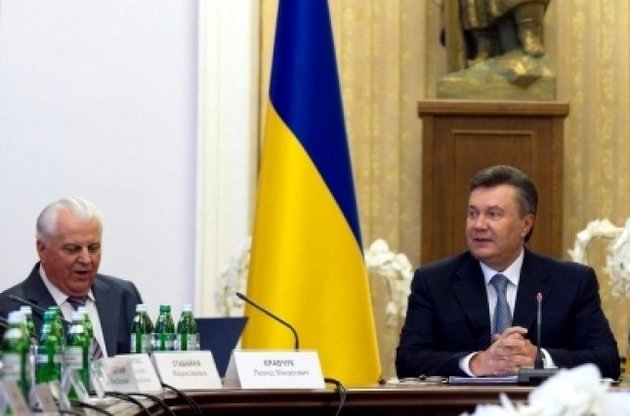 Янукович поздравил Кравчука с 80-летним юбилеем и наградил орденом Свободы, который учредил Ющенко