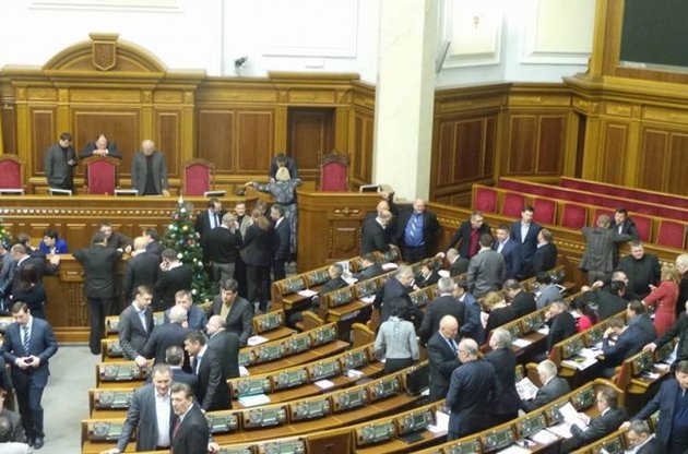 Оппозиция заблокировала трибуну и президиум Рады