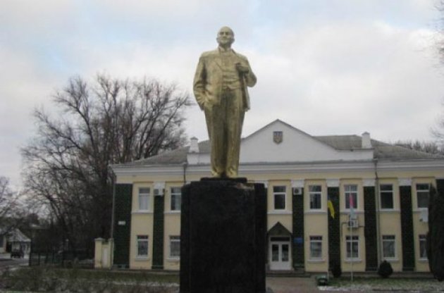 В Полтавской области оперативно восстановили разрушенный памятник Ленину