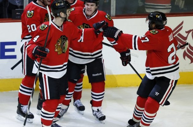 Патрик Кэйн (на заднем плане) и Никлас Хьялмарссон представят "Чикаго" в сборных США и Швеции