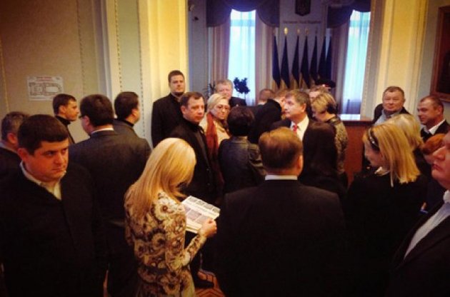 Опозиція заблокувала Рибака у його приймальні