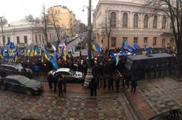 Возле Рады проходит митинг в поддержку власти