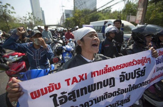В колонну протестующих бросили гранату