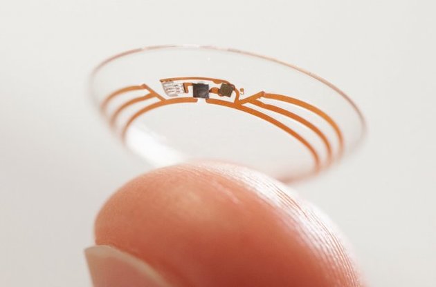 Google розробляє "розумні" контактні лінзи