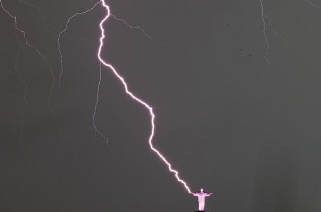 Блискавка відколола біля статуї Христа-Спасителя в Ріо-де-Жанейро кінчик пальця