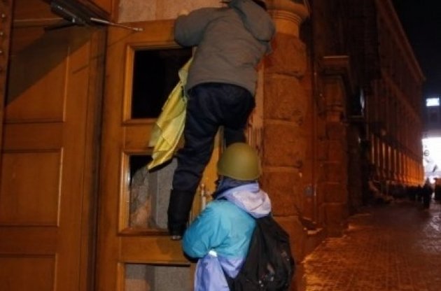 Митингующие остаются во дворе Минэнерго