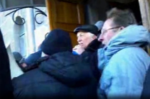 В Чернигове две тысячи митингующих штурмуют ОГА