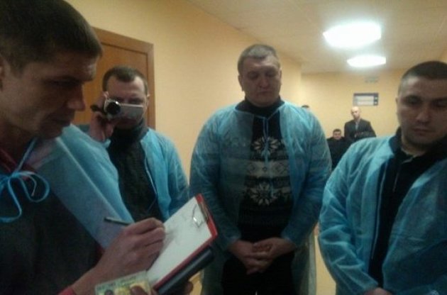 Силовики поїхали з лікарні, залишивши тільки наряд для охорони Булатова