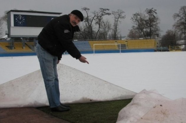 Стадіон в Ужгороді на зиму накривають плівкою