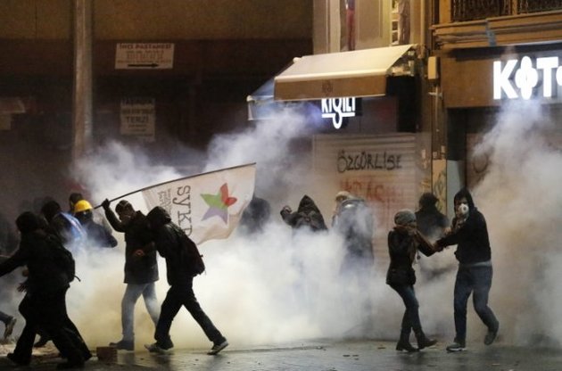 В Стамбуле митингующих против цензуры разогнали водометами и газом