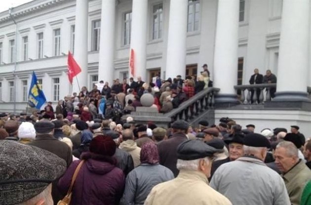 Суд обязал активистов освободить здание Полтавского облсовета