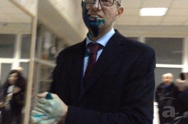 Яценюка и Турчинова облили зеленкой в больнице Тимошенко