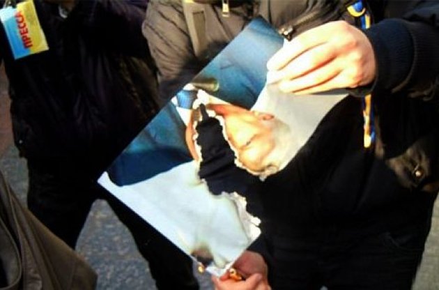 Міліція відкрила справу за спалення фотографій Захарченко та Пшонки на акції Євромайдану в Одесі