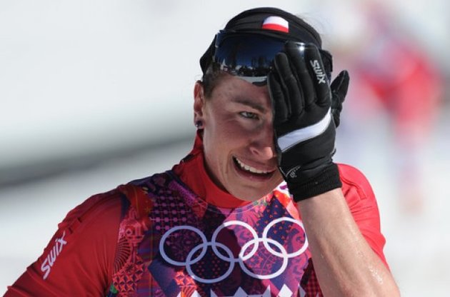 Лыжница из Польши выиграла олимпийскую гонку на 10 км со сломанной ногой