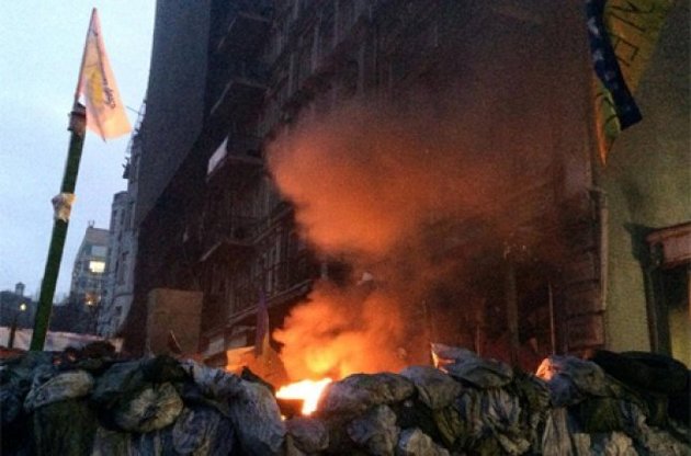 Активісти Майдану знову палять шини на Грушевського