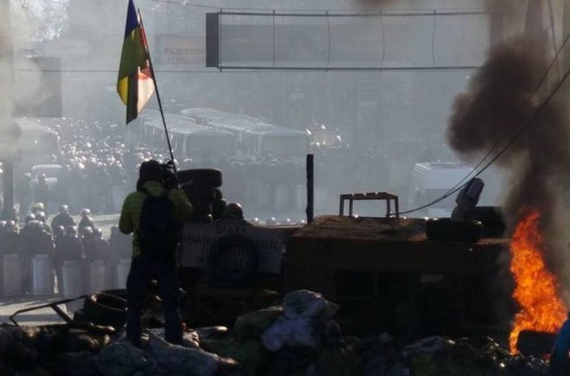 На Грушевского митингующие подожгли шины