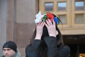 Сгибаясь под ношей, ты увеличиваешь ее тяжесть